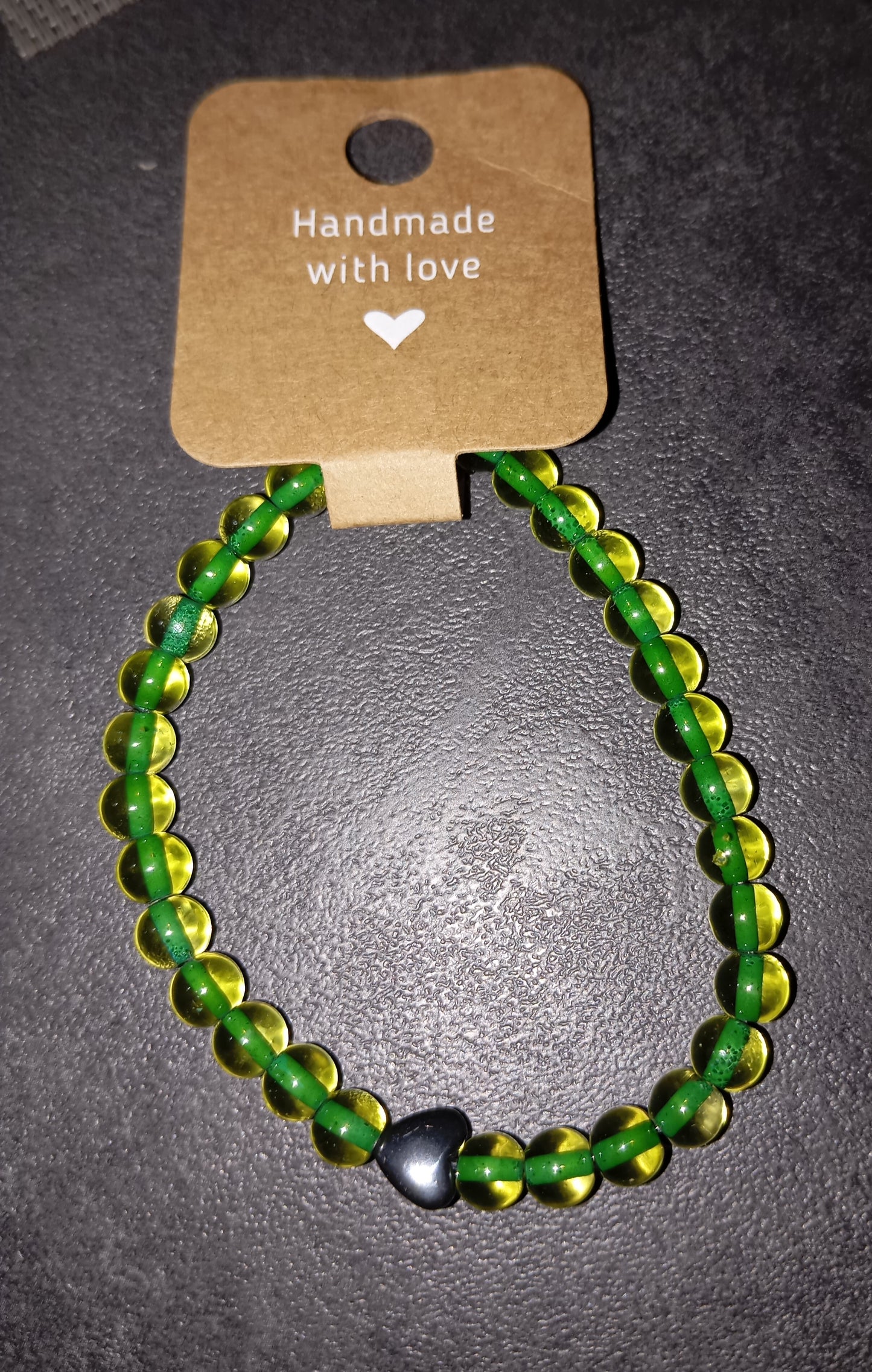 Armband grün mit silbernen Herz