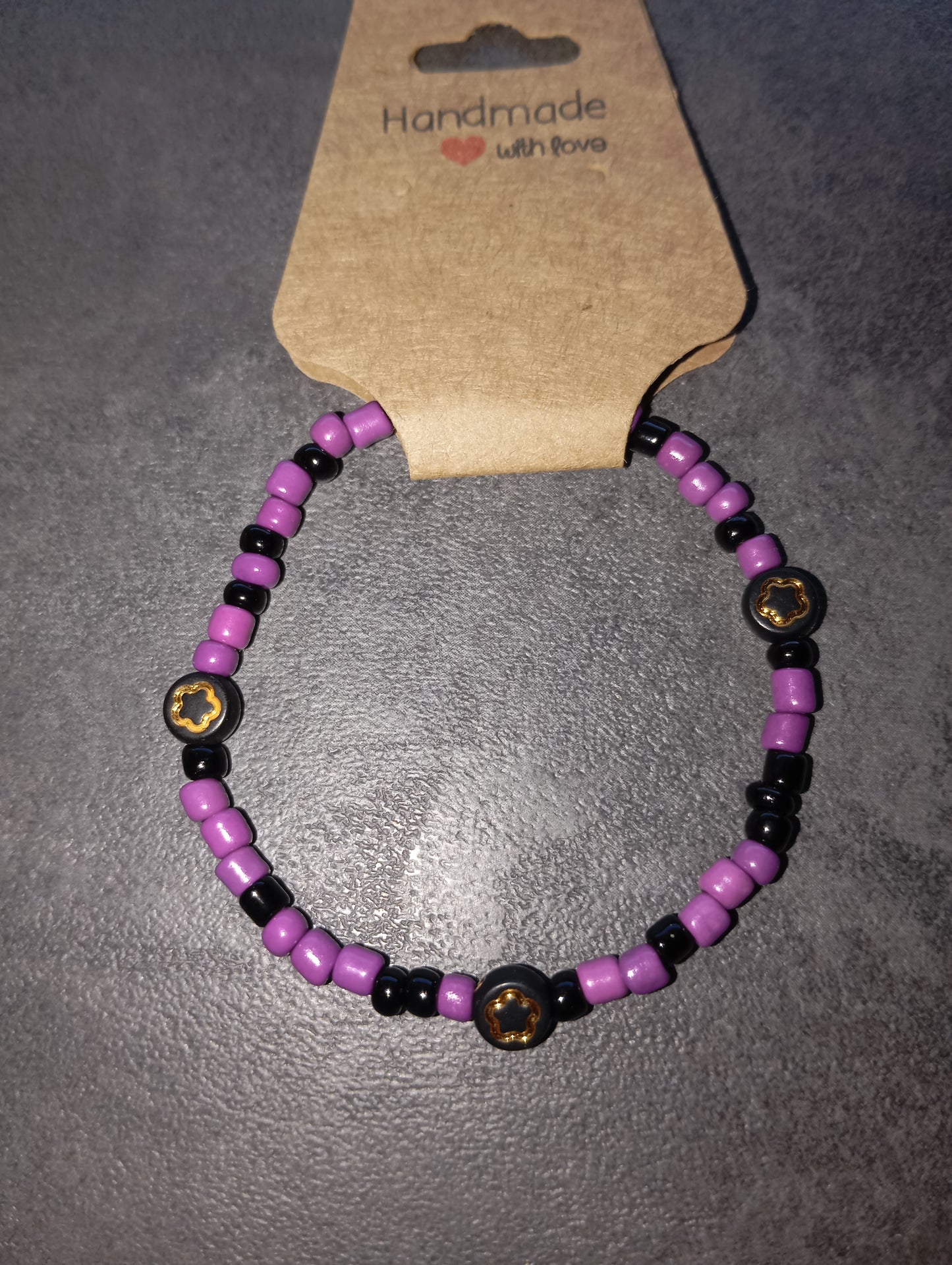 Armband lila schwarz mit Blumen