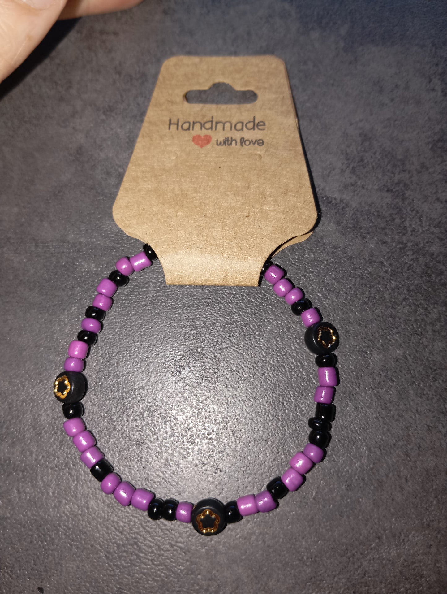 Armband lila schwarz mit Blumen